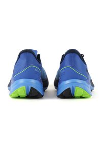 Niebieskie buty sportowe z siateczkową cholewką i wzmocnioną piętą. Charakteryzują się zieloną i czarną gumową podeszwą, zaprojektowaną z myślą o przyczepności i stabilności.