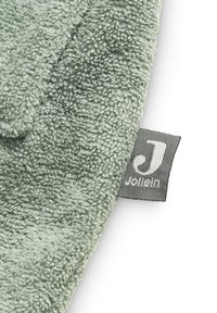 Groene katoenplush stof met een zachte, textuur oppervlak. Bevat een grijze tag met "Jollein" branding. Licht gevouwen aan de rand.