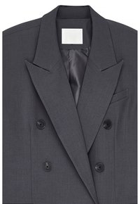 Blazer grigio a doppio petto con colletto a festa, due bottoni neri e fodera in satin morbido. Presenta una tasca sul petto.
