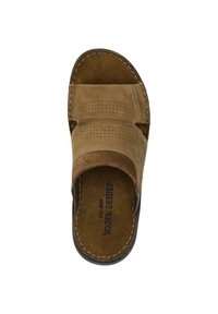 Brune ruskinds slidesandal med to brede stropper, perforerede detaljer på overdelen og kontrasterende mørk sål. Tekstureret fodseng for komfort.