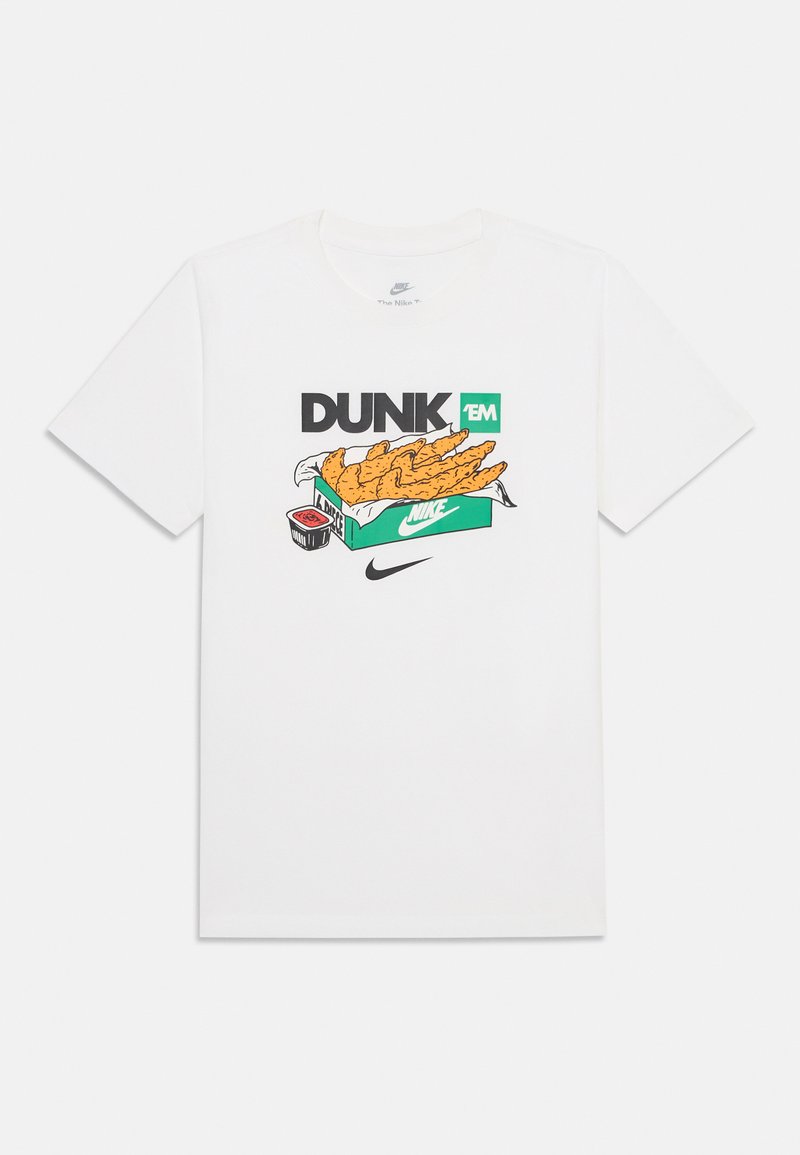 Balta medvilnė marškinėliai su grafikos dizainu, vaizduojančiu vištienos tenders dėžutėje su užrašu "DUNK EM" juoda ir žalia spalvomis. Įtrauktas Nike logotipas.
