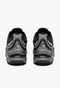 Scarpe da ginnastica nere con tomaia in mesh, accenti grigi texturizzati, intersuola in schiuma curva e suola in gomma. Presentano dettagli di branding in contrasto.