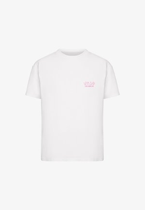 T-shirt blanc à manches courtes avec un petit motif rose sur le côté gauche de la poitrine montrant un biberon, un cœur et le texte "COOL MUM LIFE."