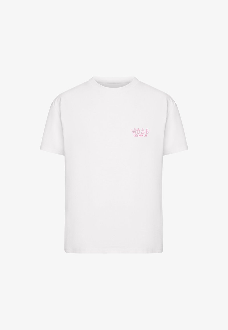 T-shirt blanc à manches courtes avec un petit motif rose sur le côté gauche de la poitrine montrant un biberon, un cœur et le texte "COOL MUM LIFE."