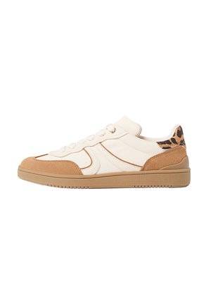 Sneaker bianchi e beige con tomaia in suede e sintetico, chiusura con lacci e dettaglio in stampa leopardata sul tallone. Suola in gomma piatta.