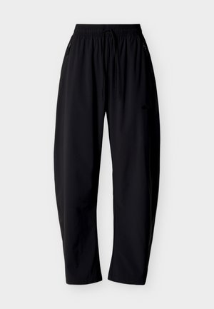 Mustat väljät housut, joissa on joustava vyötärönauha, kiristysnauha ja sivutaskut vetoketjuilla, esitelty yksiväristä taustaa vasten.