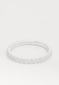 Anillo de plata con una banda que presenta alternancia de piedras de circonita cúbica rectangulares y redondas, mostrando un acabado suave y pulido.