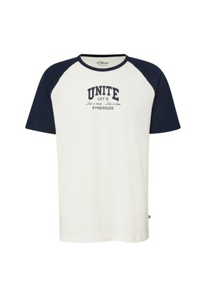 Biała koszulka z granatowymi rękawami raglanowymi i kołnierzykiem, z czarnym napisem na piersi: "UNITE LET'S Less is more - Less is bore SYNERGIZE".