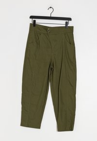 Pantalon en tissu léger vert olive avec deux poches avant, taille haute, et fermeture à deux boutons. Coupe ajustée avec un design à jambe effilée.