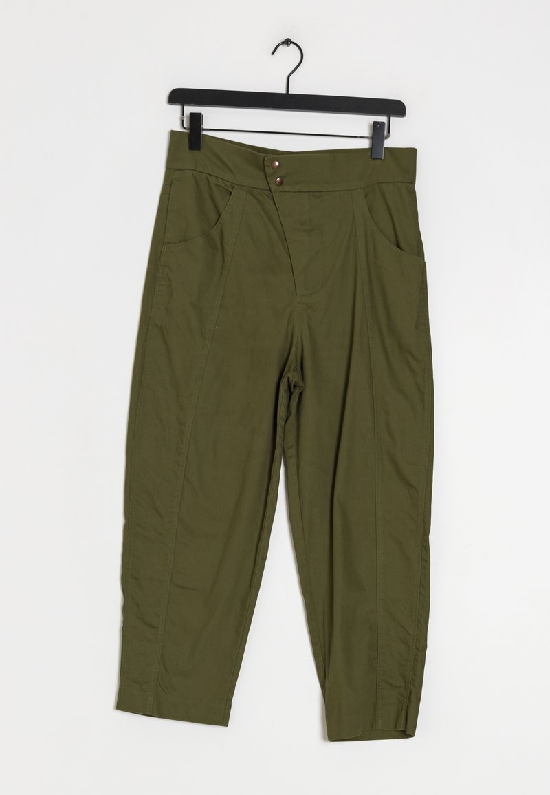 Pantalon en tissu léger vert olive avec deux poches avant, taille haute, et fermeture à deux boutons. Coupe ajustée avec un design à jambe effilée.