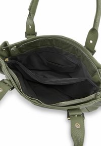 Sac à main vert texturé avec double poignée, fermeture zippée et plusieurs compartiments, y compris une doublure intérieure foncée et une poche zippée.