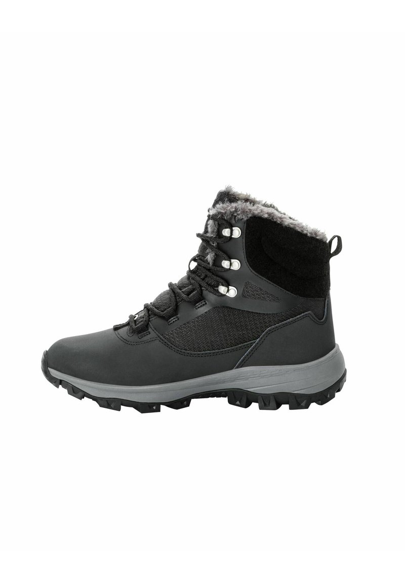 Scarpa da hiking impermeabile nera con tomaia testurizzata, colletto in morbida pelliccia sintetica grigia e suola in gomma robusta con scanalature profonde per una buona aderenza.