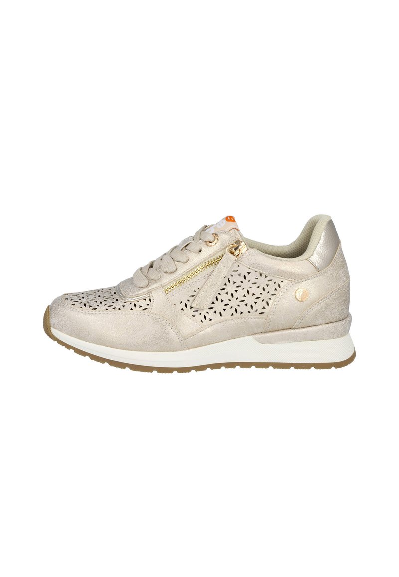 Zapatilla beige con diseño perforado, cordones planos, cremallera lateral, acentos metálicos y suela acolchada para mayor soporte. Textura de ante suave.