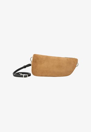 Bolso de hombro de ante color canela con una correa ajustable de cuero negro, que presenta una textura suave y detalles de herrajes metálicos.