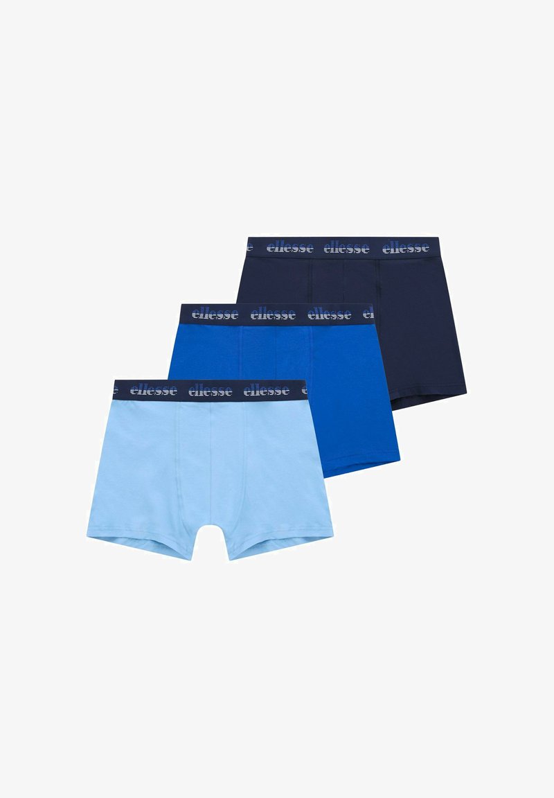 Drei Paare Herren-Boxershorts in Hellblau, Blau und Marineblau. Hergestellt aus weichem Stoff mit elastischen Taillenbündchen, die das Markenlogo tragen.