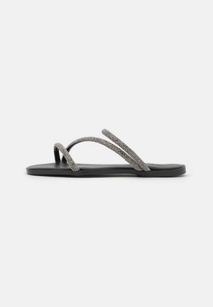 Des tongs noires avec deux sangles métalliques texturées légèrement scintillantes. La semelle est plate et fabriquée dans un matériau résistant.