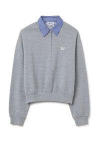 Sudadera gris corta con un cuello azul a rayas, puños acanalados y un pequeño emblema bordado en el pecho. Material de algodón suave.