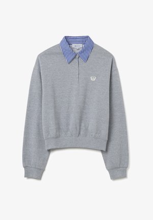 Grauer, kurzer Sweatshirt mit einem gestreiften blauen Kragen, gerippten Bündchen und einem kleinen gestickten Emblem auf der Brust. Weiches Baumwollmaterial.