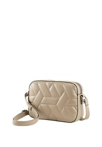 Bolso bandolera acolchado beige con patrón geométrico, forma rectangular, correa desmontable, cierre de cremallera y ribete negro en contraste.