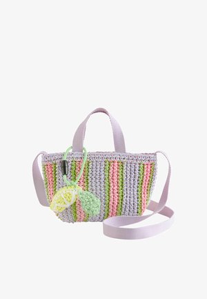 Bolso pequeño de ganchillo con rayas en rosa, verde y lavanda, asas lavanda, y un llavero de limón y hoja adjunto.