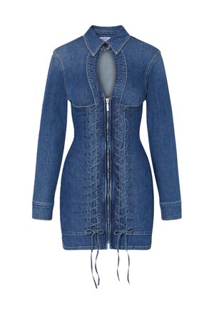 Abito aderente in denim blu con maniche lunghe, colletto, zip frontale, scollo a goccia e dettagli con lacci sul davanti.