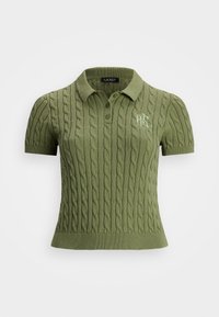 Hnědý pletený polo tričko s copánkovým vzorem, krátkými rukávy a límečkem. Obsahuje malé vyšívané logo na levé straně.