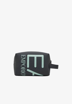 Bolsa de aseo rectangular negra con letras grandes de color azul claro y asa lateral sobre fondo blanco.