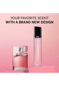 To rosa parfymeflasker på rosa blokker med teksten "Din favorittduft med et helt nytt design" på en rosa bakgrunn.