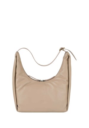 Borsa a tracolla in pelle beige con forma leggermente scesa, chiusura con zip e tracolla regolabile con fibbia su sfondo bianco.