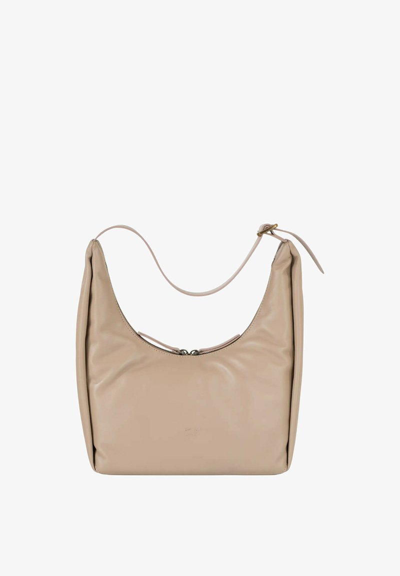 Sac bandoulière en cuir beige avec une forme légèrement affaissée, fermeture éclair et sangle réglable avec boucle sur fond blanc.