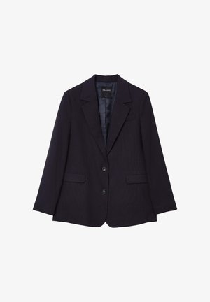 Blazer blu scuro, con colletto a scollatura a V, due tasche frontali, chiusura con un bottone singolo e sottili righe verticali per un tocco di texture.