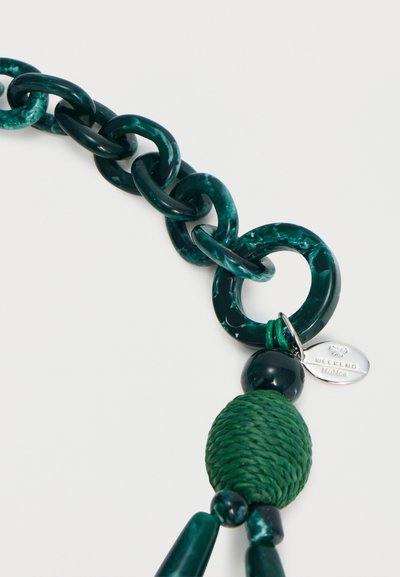 Χοντρή αλυσίδα σκούρου πράσινου με μαρμάρινη υφή, μεγάλη κρίκο, πράσινο υφασμένο χάντρα, λείες σκουρόχρωμες πράσινες χάντρες και μικρό ασημί οβάλ μενταγιόν με χαραγμένη την επιγραφή "WEEKEND".