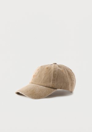 Beige Stoff-Baseballkappe mit gebogenem Schirm und Belüftungsösen, dargestellt auf einem einfarbigen hellen Hintergrund.