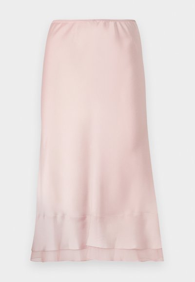 Gaiši rozā satīna midi svārki ar elastīgu jostu un daudzslāņu apakšmalu, novietoti uz vienkrāsaina balta fona.