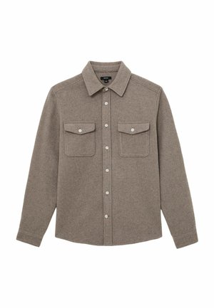 Ruda ilgomis rankovėmis marškiniai su sagomis, turintys du priekinę kišenę su skląsčiais ir smailų apykaklę, išlyginti ant balto fono.