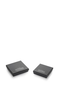 Dve čierne, štvorcové darčekové krabičky s odklápacími vrchnákmi, s striebornou potlačou loga "TRUE REBELS!" na vrchu každej.