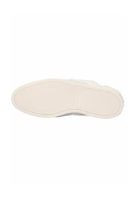 Pantofole bianche pelose con una suola texturizzata. Il materiale morbido copre la parte superiore, mentre la suola è di un beige chiaro con una finitura liscia e un modello antiscivolo.