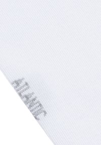 Biały materiał z ukośnym ryflowanym wzorem, z szarym przeszyciem wzdłuż krawędzi. Na powierzchni materiału częściowo widoczny jest tekst.