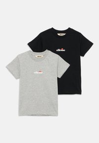 Dos camisetas de manga corta, una gris y una negra. Ambas presentan un pequeño logo blanco de "ellesse" con un acento de color. Material de algodón.