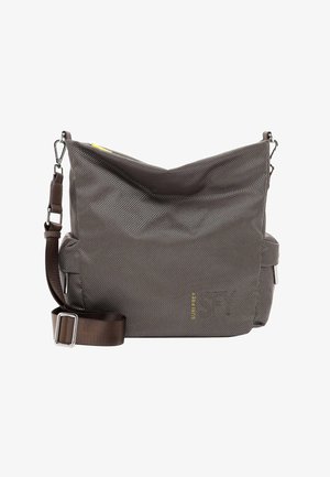 Tmavě šedá taška přes rameno vyrobená z texturovaného materiálu, s širokým otvorem, nastavitelným hnědým popruhem, stříbrnými doplňky a jemným žlutým akcentem.