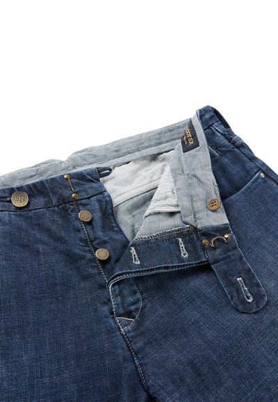Dżinsy denimowe w ciemnym odcieniu, z złotymi elementami, zapięciem na guziki i kontrastowym jasnym wykończeniem pasa.