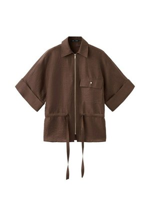 Chaqueta marrón de manga corta con cremallera frontal, puños doblados, bolsillo en el pecho con solapa, cordones en la cintura y tela texturizada.