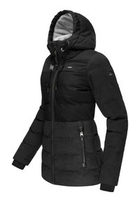 Giacca a vento nera con cappuccio, caratterizzata da una chiusura lampo frontale, tasche laterali e polsini a coste. Ha un rivestimento interno a contrasto.