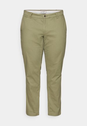 Kaki chinos s uskim krojem, s prednjim zatvaranjem na dugme, petljama za remen i bočnim džepovima. Glatka pamučna tkanina s mekim teksturom.