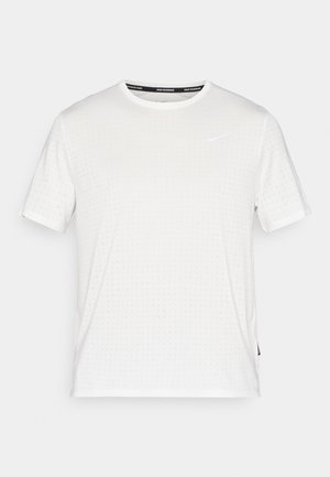 Biała koszulka z krótkim rękawem, wykonana z lekkiego materiału z delikatnym wzorem teksturowym. Posiada okrągły dekolt oraz małe logo Nike w jasnoszarym kolorze.