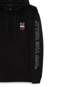 Felpa nera con cappuccio in morbido tessuto, presenta un patch con logo frontale e una foto, e il testo "OFF THE WALL" stampato in bianco sulla manica.