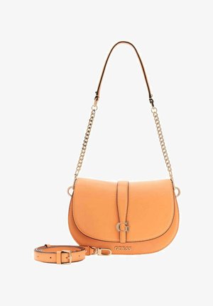 Sac à bandoulière en cuir orange avec une forme plate et arrondie. Comprend une chaîne et une bandoulière, un rabat frontal et un accent logo en bas.