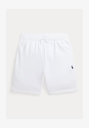 Białe bawełniane szorty z elastycznym paskiem i sznurkiem do wiązania, wyposażone w boczne kieszenie oraz małe granatowe logo na lewej nogawce. Gładka tekstura.