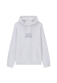 Jasnoszara bawełniana bluza z kapturem ze ściągaczem, przednią kieszenią oraz niebieskim prostokątnym logo "Guess Jeans" na piersi. Miękka tekstura, casualowy design.