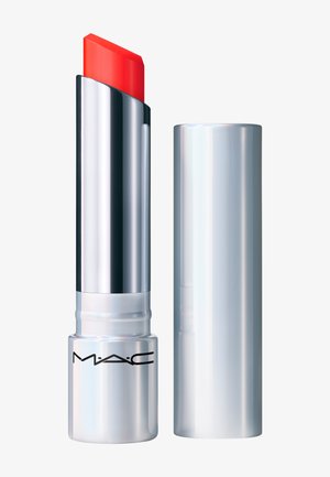 Tube argenté de rouge à lèvres MAC de couleur rouge orangé vif avec un capuchon argenté assorti placé à côté sur fond blanc.
